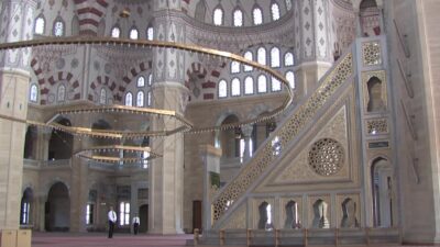 iwan&han walk the mosque