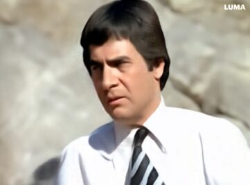 these two men stands up and shake hands-9ae827