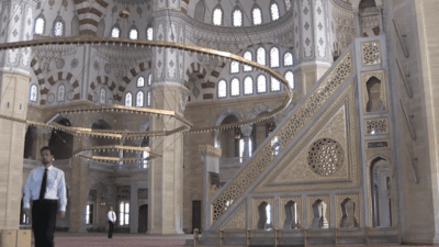 iwan&han walk the mosque