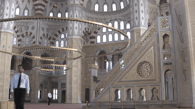 iwan&han walk the mosque