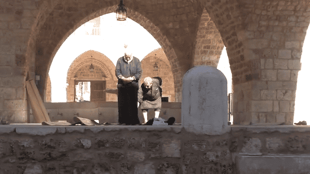 iwan&han observe a prayer
