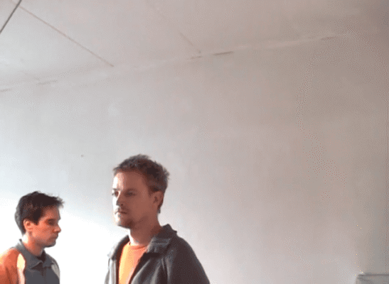 iwan&han duck dialogue standing livingroom ALT 2