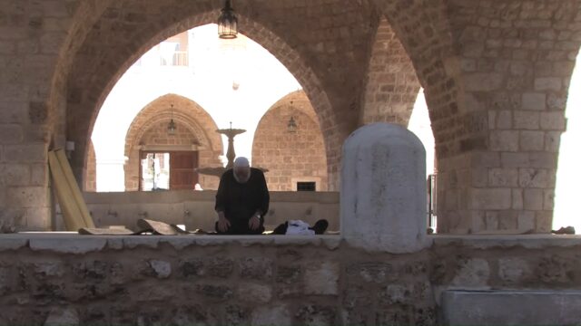 iwan&han observe a prayer
