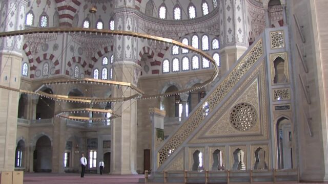 iwan&han walk the mosque